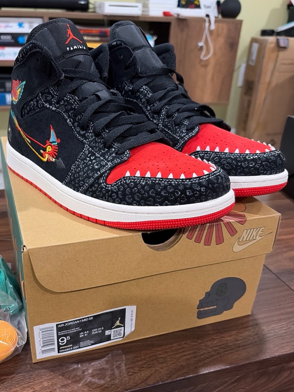 Air Jordan 1 Mid SE Siempre Familia Sz 9.5 men’s